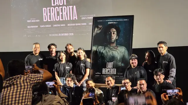 Pelucuran poster film Laut Bercerita. (Ratnaning Asih/ LIputan6.com)