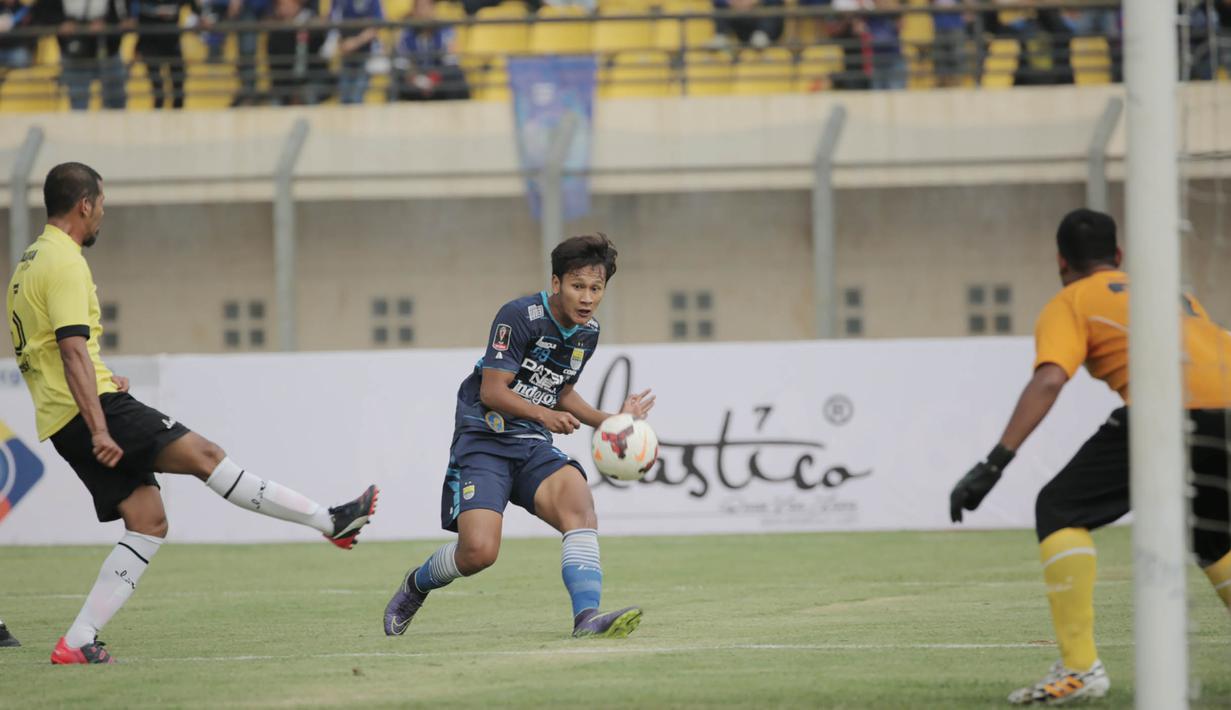 Striker Persib Bandung, Yandi Sofyan menedang bola ke arah gawang Malaysia All Stars pada laga persahabatan di Stadion Si Jalak Harupat, Bandung, Sabtu (24/10/2015). (Bola.com/Nicklas Hanoatubun)