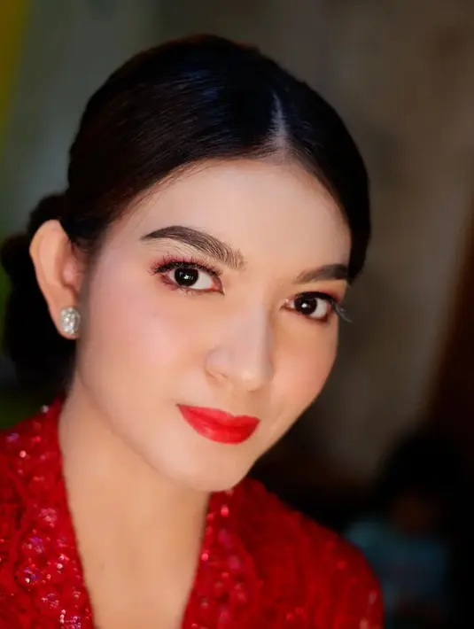 Dengan riasan wajah yang clean, Selvi Ananda tampil dengan lipstik merah yang sesuai dengan kebaya berpayetnya. [@makeupbyprisca]