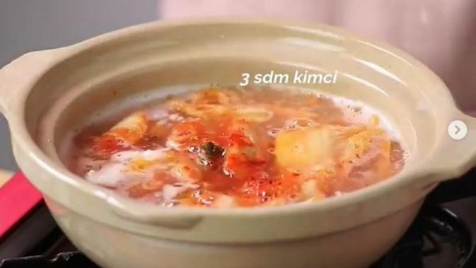 Resep Sup Khas Korea, Pas Disantap di Musim Hujan dan untuk Sarapan. (dok.Instagram @resepazakitchen/https://www.instagram.com/p/CGSET2Qhrx0/Henry)