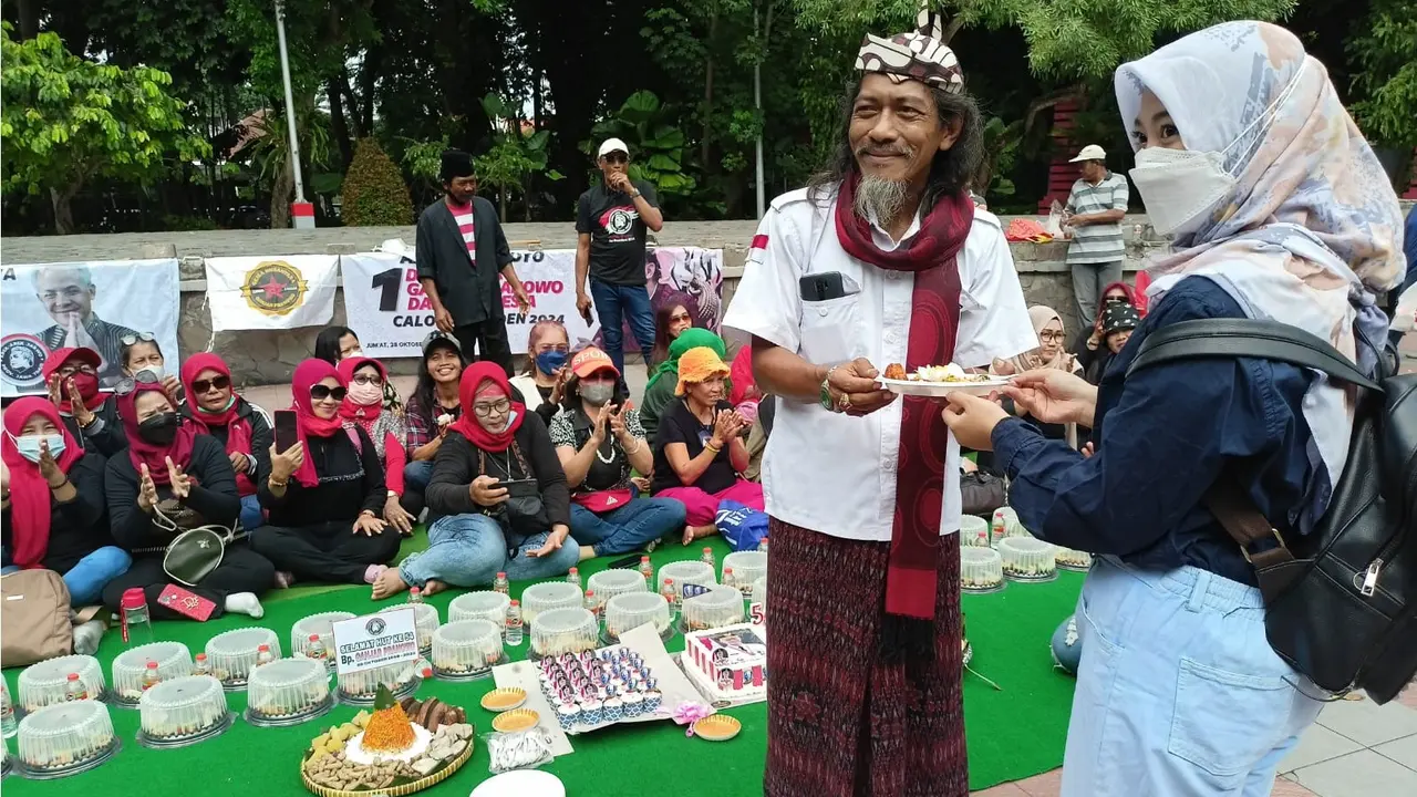 Pendukung merayakan ultah Ganjar Pranowo di Taman Bungkul Surabaya. (Dia Kurniawan/Liputan6.com)