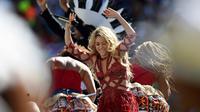 Aksi Shakira saat tampil dalam upacara penutupan Piala Dunia 2014 di Stadion Macarana, Brasil, Senin (14/7/14). (AFP PHOTO/PEDRO UGARTE)