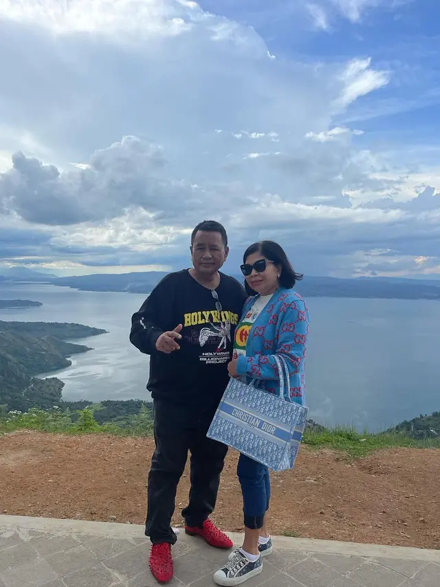6 Potret Hotman Paris Liburan Bareng Istri, Mesra di Pinggir Danau Toba