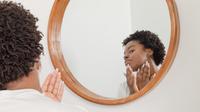 Simak selengkapnya perbedaan jerawat, komedo, dan bruntusan. (Foto: Unsplash.com/Curology).