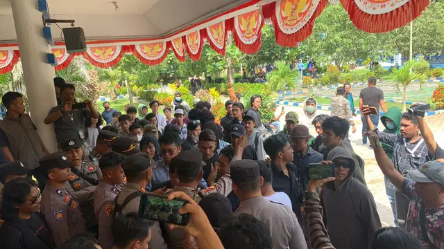 Demonstrasi di BPOM Kendari oleh pengusaha kosmetik ilegal.(Liputan6.com.Ahmad Akbar Fua)