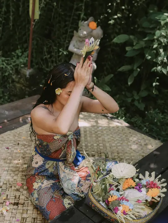 Ikut menjalani Melukat, tak sedikit netizen yang menduga jika Abigail akan menetap di Pulau Dewata. Tak hanya itu saja, banyak pula netizen yang memuji penampilan Abigail Cantika yang disebut makin menawan. (Liputan6.com/IG/@abigailcantika)