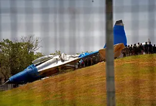 Sukhoi tergelincir di Makassar. (Liputan6.com/ Fauzan)