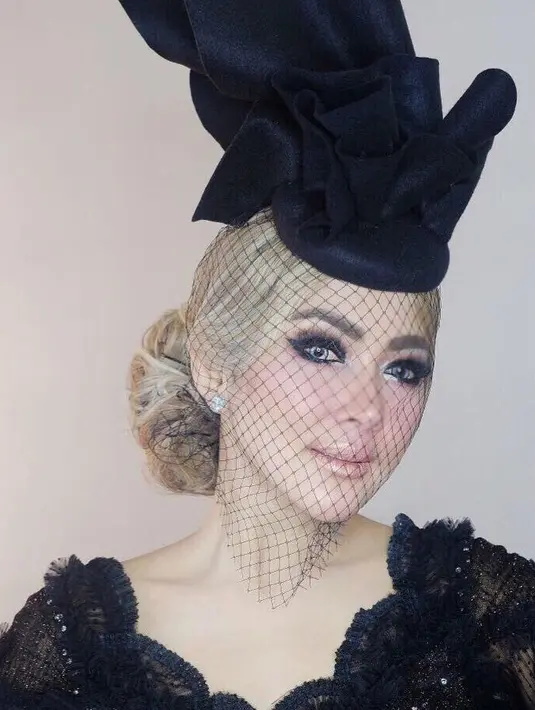 Syahrini tampil cetar dengan hiasan besar warna hitam di kepalanya, selain itu wajahnya juga dihiasi dengan jaring-jaring. (Foto: instagram.com/princessyahrini)