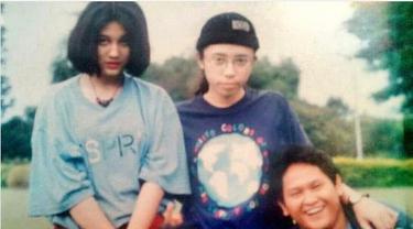 Potret Persahabatan Melly Goeslaw dan Nike Ardilla (sumber: instagram/@melly_goeslaw)