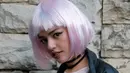 Kekasih Fajar Alfian ini memiliki tatapan yang sangat menawan. Wig pink putih yang dikenakannya semakin membuatnya tampak eksentrik. Tak heran jika foto perempuan berusia 25 tahun ini panen pujian dari netizen. (Liputan6.com/IG/@susansameeh)