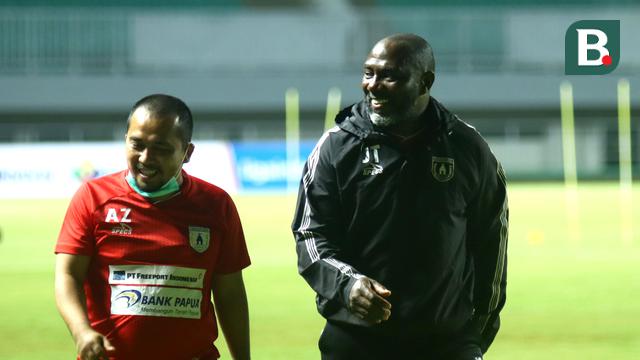 Foto: Pemain Persipura dan Persita Jajal Rumput Stadion Pakansari Sebelum Pertandingan BRI Liga 1