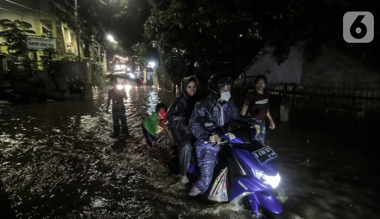 Warga mendorong motor saat banjir di jalan Bank, Jakarta Selatan, Selasa (4/10/2022). Hujan yang mengguyur wilayah Ibu Kota Jakarta mengakibatkan banjir menggenangi kawasan Kemang, Jakarta. (Liputan6.com/Johan Tallo)
