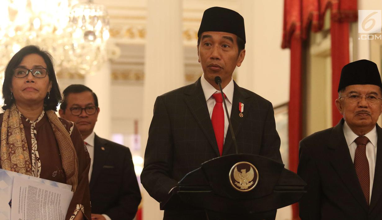 Presiden Joko Widodo atau Jokowi didampingi Wapres Jusuf Kalla, Menkeu Sri Mulyani, dan Seskab Pramono Anung saat memberi keterangan terkait THR di Istana Negara, Jakarta, Rabu (23/5). (Liputan6.com/Angga Yuniar)