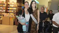 Miss Universe 2018, Catriona Gray (kiri), tiba di Jakarta disambut Puteri Indonesia 2018, Sonia Fergina. (dok. Instagram @officialputeriindonesia/https://www.instagram.com/p/Buozam7FCdI/Asnida Rianil)