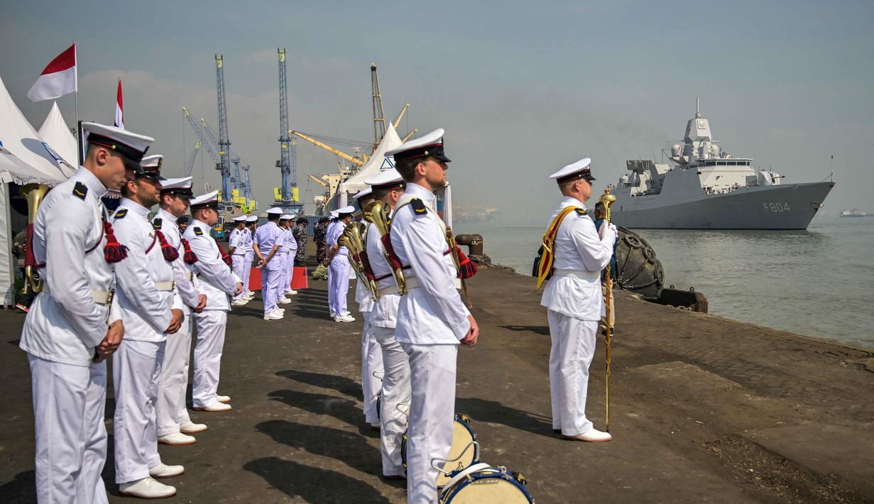Para anggota Orkestra Marinir Belanda bersiap menyambut kedatangan kapal perang HNLMS De Ruyter di pelabuhan Tanjung Perak, Surabaya, Jawa Timur pada Kamis 14 Mei 2026. (JUNI KRISWANTO/AFP)