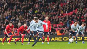 Eksekusi penalti Federico Valverde di laga uji coba antara Inggris vs Uruguay di Stadion Wembley, Sabtu (28/03/2026) dini hari WIB. (AP Photo/Alastair Grant)