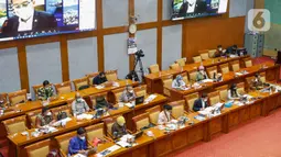 Suasana saat Menteri Pariwisata dan Ekonomi Kreatif Sandiaga Salahuddin Uno dan Wakil Menteri Angela Tanoesoedibjo rapat kerja membahas dampak pemotongan anggaran APBN TA 2021 dengan Komisi X DPR di Kompleks Parlemen, Senayan, Jakarta, Kamis (25/3/2021). (Liputan6.com/Angga Yuniar)