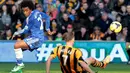 David Meyler berusaha merebut bola dari Willian pada pertandingan sepak bola Liga Inggris antara Hull City vs Chelsea di Stadion Kingston Communications, Hull (11/01/14). (AFP/Lindsey Parnaby)