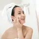 Ilustrasi perempuan menggunakan skincare untuk merawat kulit. (c) p_jirawat/Depositphotos