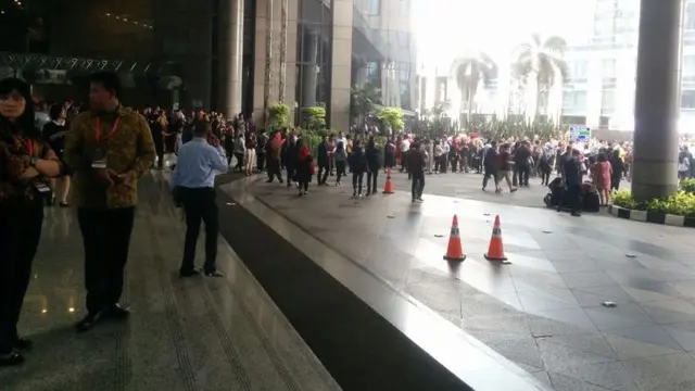 Balkon lantai 1 tower II Bursa Efek Indonesia (BEI) roboh pada Senin (15/1/2018) siang. (Foto: Indra Haryono)