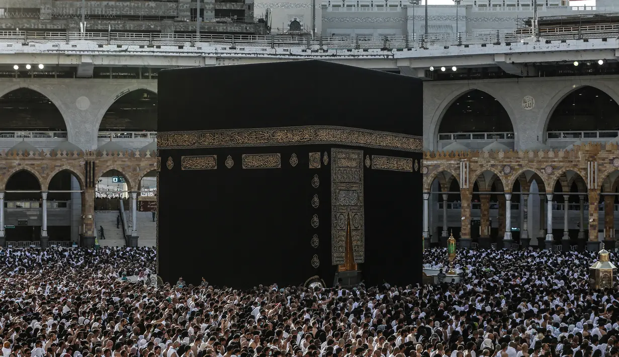 Umat Muslim berdoa selama bulan puasa Ramadhan di sekitar Ka'bah, tempat suci umat Islam, di kompleks Masjidil Haram di kota Saudi Mekah (9/4/2022). Arab Saudi mengatakan pada Sabtu (9/4) mengizinkan satu juta jemaah untuk melaksanakan ibadah haji 1443 H. (AFP/Abdel Ghani Bashir)