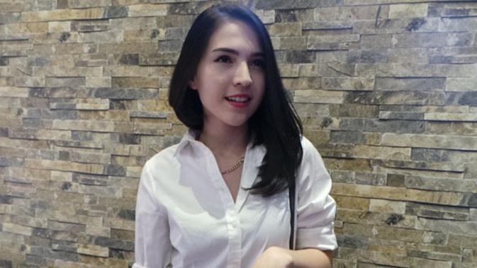 Olivia Jansen Coba Gaya Rambut Asimetris Agar Lebih Fresh