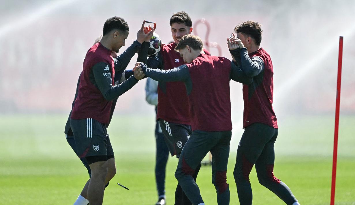 Mereka saling memegang ujung pulpen satu sama lain dan berjalan dengan menggiring bola di dalam lingkaran sambil mengoper. (AFP/Glyn Kirk)