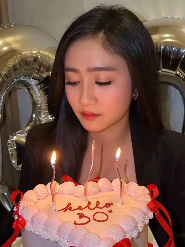 Makeup fresh Febby Rastanty rayakan ulang tahun ke-30. [@febbyrastanty]