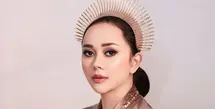 Aura Kasih mengenakan kebaya velvet warna coklat. Dengan hiasan beads di bagian depan. Hiasan rambutnya pun mencuri perhatian. [@aurakasih]