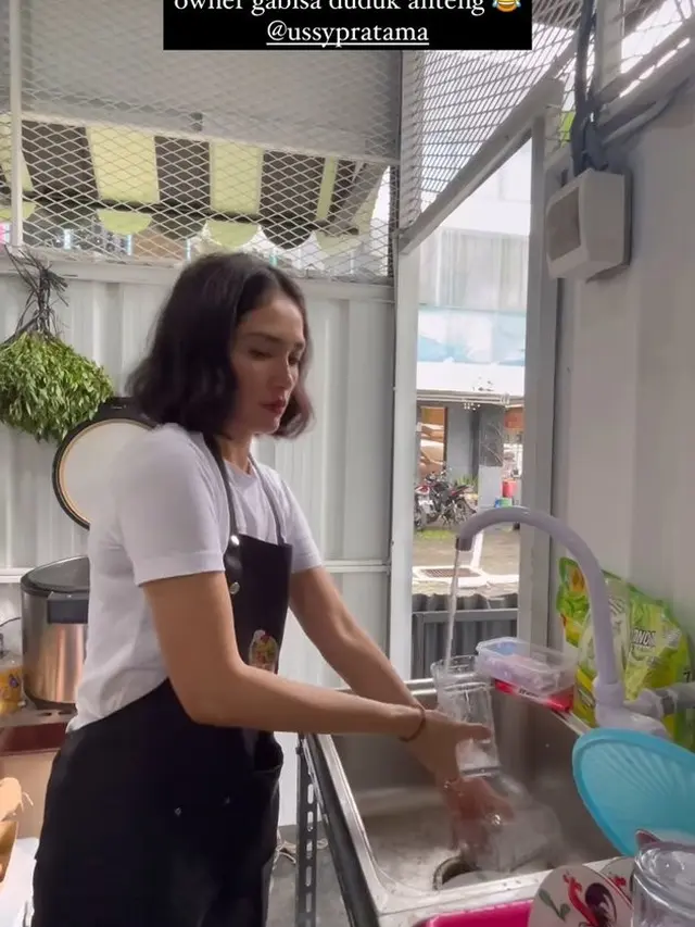 7 Potret Ussy Sulistiawaty Layani Pelanggan di Resto Barunya Ini Tuai Sorotan