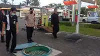 Kapolresta Kota Serang berkeliling ke 27 SPBU yang ada di Kota Serang. (Dok. Liputan6.com/Yandri Deslatama)