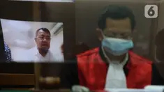 Ketua Majelis Hakim Hariyadi dan terdakwa mantan Presiden ACT Ahyudin (dalam pantulan layar) saat menjalani sidang perdana secara virtual di Pengadilan Negeri Jakarta Selatan, Jakarta, Selasa (15/11/2022). Sidang tersebut beragendakan pembacaan dakwaan terkait perkara dugaan penggelapan dana bantuan Boeing oleh Aksi Cepat Tanggap (ACT) dengan terdakwa mantan Presiden ACT Ahyudin. (Liputan6.com/Herman Zakharia)