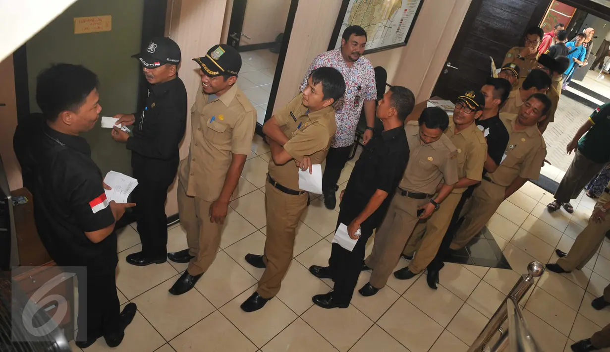 Pegawai kecamatan mengikuti pemeriksaan tes urine di Kecamatan Larangan, Ciledug, Tangerang, Senin (25/4).  Sekitar 130 PNS dan non PNS se Kecamatan Larangan dites urine untuk mengantisipasi penyalahgunaan narkoba. (Liputan6.com/Gempur M Surya)