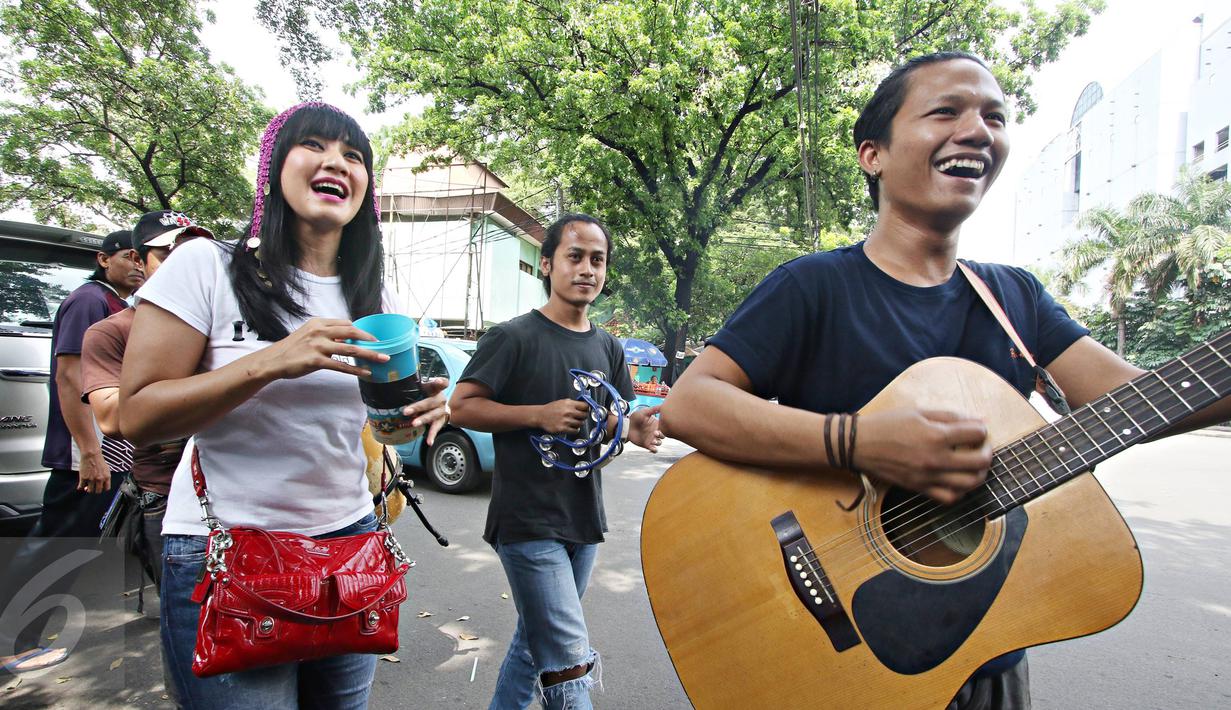 Cut Memey menyanyi bersama pengamen di kawasan Blok M, Jakarta Selatan, Senin (7/12/2015). Dalam rangka merayakan HUT-nya yang ke-35, Cut Memey bersama sejumlah pengamen tampil untuk menghibur warga saat jam makan siang. (Liputan6.com/Immanuel Antonius)