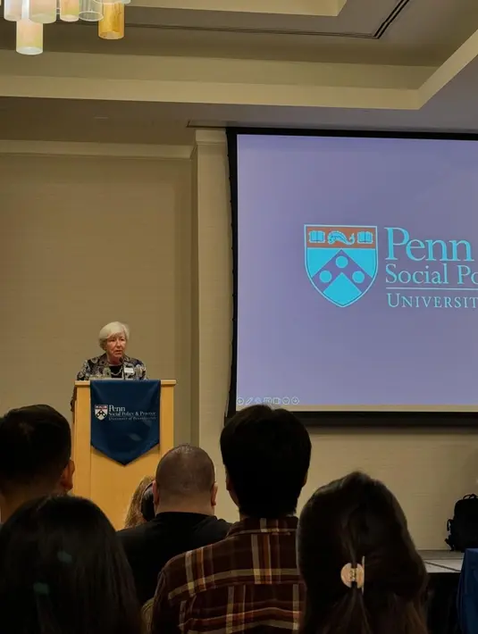 Ia membagikan potret sekilas kegiatannya di kampus meski sedang berbadan dua. [@erinagudono/@kaesangp].