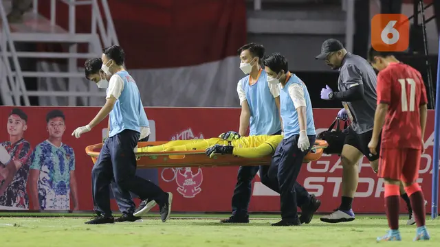 Foto: Momen Tegang dan Mencekam saat Kiper Timnas Indonesia U-20 Cahya Supriadi Alami Cedera dan Ditandu Menuju Ambulans