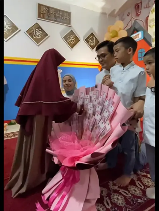 Satu persatu yang hadir dipersilahkan mengambil uang yang dirangkai dengan indah. "Makasih semua ucapan & doa doa baik, maaf klo blm kebales semua ya," tulisnya.  [Instagram/tya_ariestya]