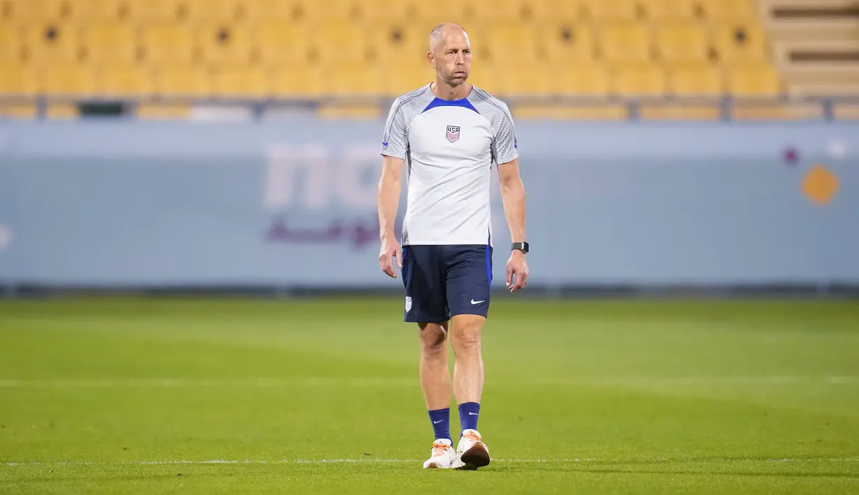 Kepala pelatih timnas Amerika Serikat Gregg Berhalter berjalan di lapangan selama sesi latihan resmi di Stadion Al-Gharafa SC, Doha, Senin (28/11/2022). Menjelang matchday yang dilaksanakan Rabu (30/11/2022) pukul 02.00 dini hari WIB, situasi antar kedua tim kian panas lantaran bendera Iran diubah AS di media sosial. (AP Photo/Ashley Landis)