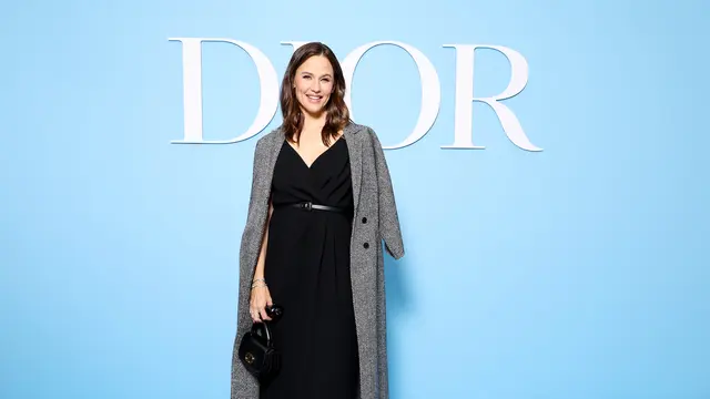 Parade Busana Hitam Putih dari Jisoo BLACKPINK hingga Natalie Portman di Show Dior untuk Paris Fashion Week