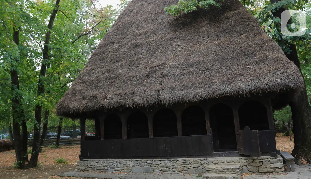 Museum nasional desa "Dimitrie Gusti"  (Muzeul Național al Satului "Dimitrie Gusti" dalam bahasa Rumania) adalah  museum etnografi terbuka yang terletak di Taman Raja Michael I, menampilkan kehidupan desa tradisional Rumania. (Liputan6.com/Herman Zakharia)