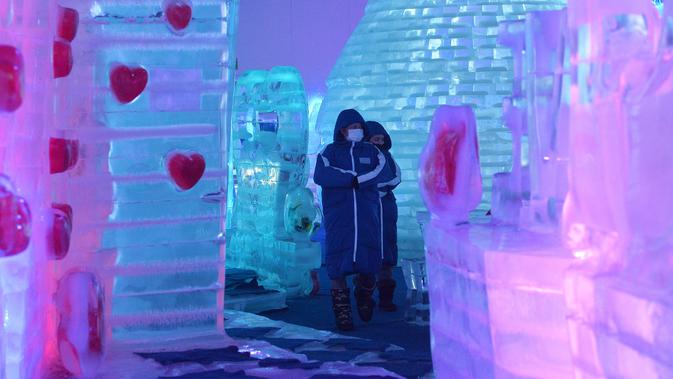 Para wisatawan mengunjungi Frost Magical Ice of Siam di Provinsi Chon Buri, Thailand, pada 1 Desember 2020. Suhu di Frost Magical Ice of Siam, yang mencakup area seluas 30.000 meter persegi, dijaga pada angka minus 10 derajat Celsius. (Xinhua/Rachen Sageamsak)