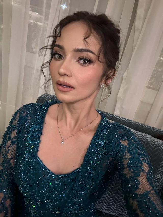 Inspirasi Model Kebaya Modern dari Enzy Storia, Pancarkan Keanggunan Penuh Pesona  (credit: instagram/enzystoria).