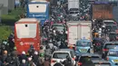 Kendaraan mobil dan motor berjalan merayap di Kawasan Tebet menuju ke Kuningan Jakarta, Rabu (12/7/2023). (merdeka.com/imam buhori)