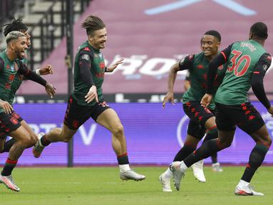 Pemain Aston Villa, Jack Grealish, melakukan selebrasi usai mencetak gol ke gawang West Ham United pada laga Premier League di Stadion London, Minggu (26/7/2020). Kedua tim bermain imbang 1-1. (AP Photo/Matt Dunham)
