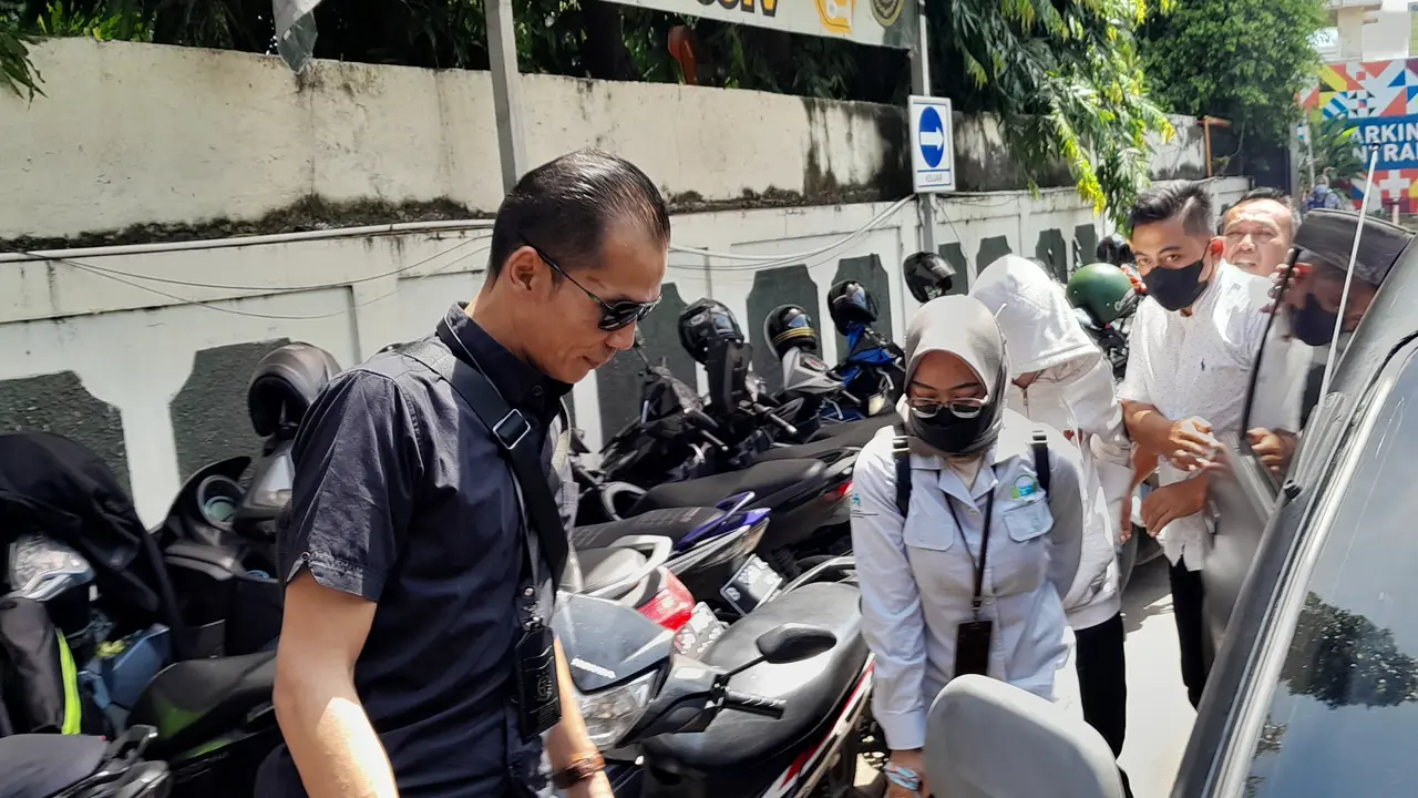 Anak AGH alias AG tiba di Pengadilan Negeri Jakarta Selatan untuk menjalani sidang tuntutan pada hari ini, Rabu (5/4/2023).