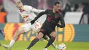 Penyerang Bayern Munchen Leroy Sane berebut bola dengan gelandang RB Leipzig Xaver Schlager pada laga pekan ke-16 Bundesliga Jerman 2022-2023 di Red Bull Arena, Sabtu (21/1/2023) dini hari WIB. Bayern Munchen berbagi poin saat bertandang ke markas RB Leipzig. (AP Photo/Matthias Schrader)