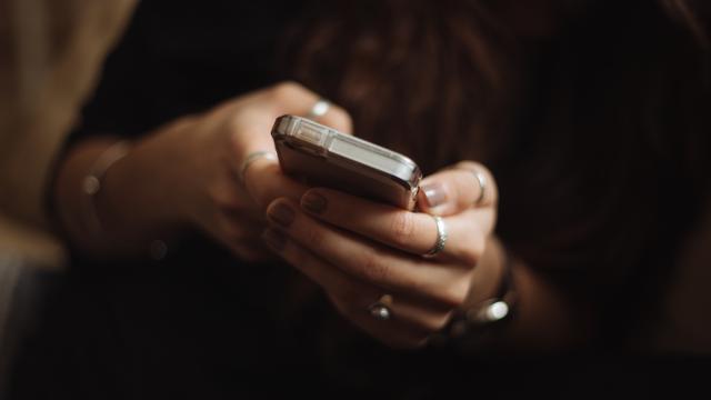 Ilustrasi chat, pesan, ucapan selamat malam