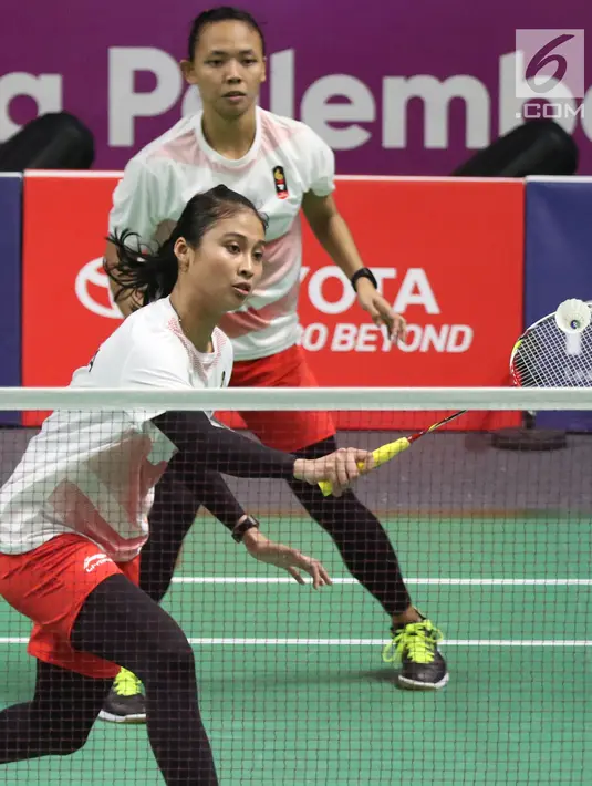Ganda putri Indonesia, Della Destiara Haris/Rizki Amelia Pradipta mengembalikan kok ke arah pemain Korsel, Baek Hana/Kim Hyerin pada perempat final Bulutangkis Beregu Putri Asian Games 2018 di Jakarta, Senin (20/8). (Liputan6.com/Helmi Fithriansyah)