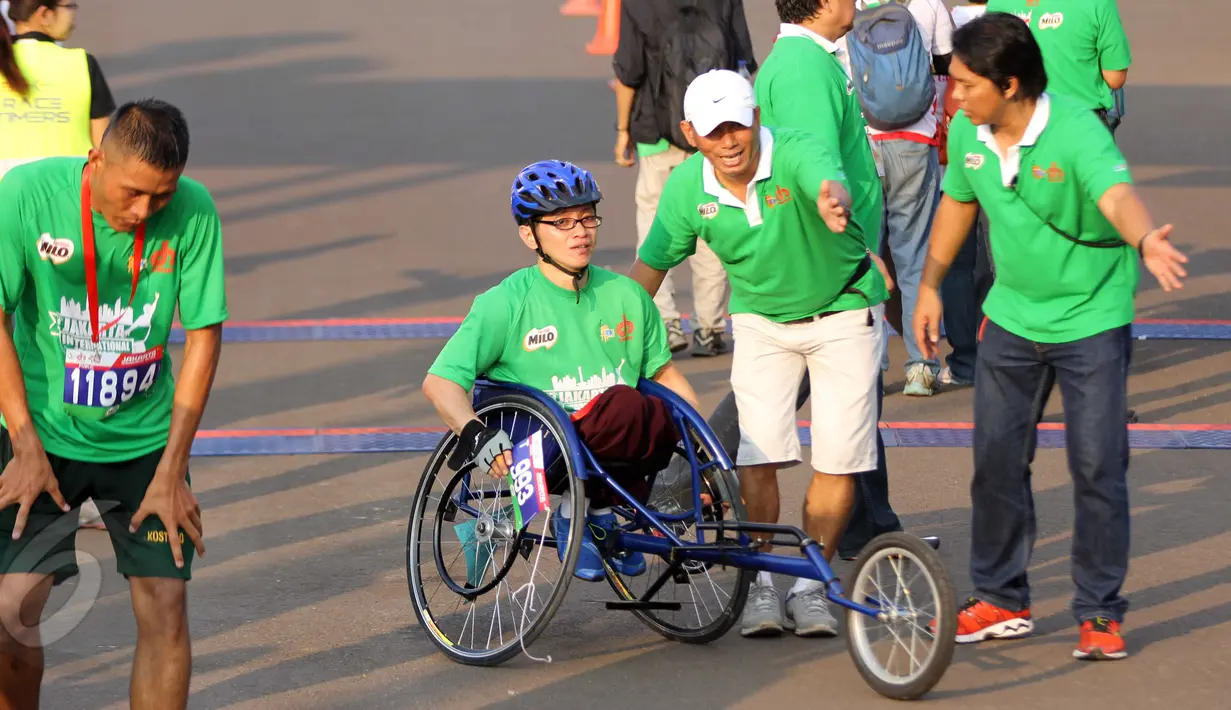 Seorang penyandang difabel antusias mengikuti lomba lari Jakarta International 10K 2015 di Jakarta, Minggu (31/5). Lomba dalam rangka menyambut HUT DKI Jakarta ke-488 itu diikuti peserta dari dalam dan luar negeri. (Liputan6.com/Helmi Afandi)