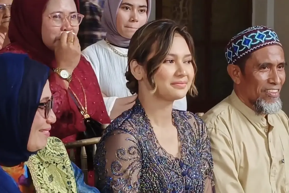 Indah Permatasari dan Nursyah sang ibu duduk bersebelahan ketika lamaran Sinta Mutiara (Foto: Youtube Nursyah Garden)